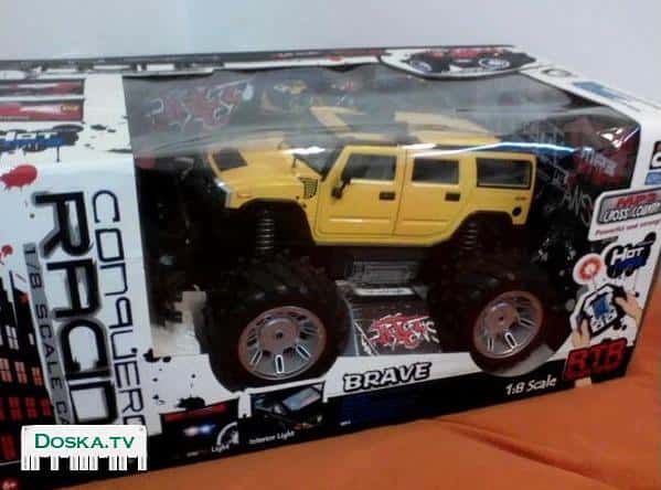 игрушку – большой радиоуправляемый джип "HUMMER": встроенный плеер МР3, электрическое