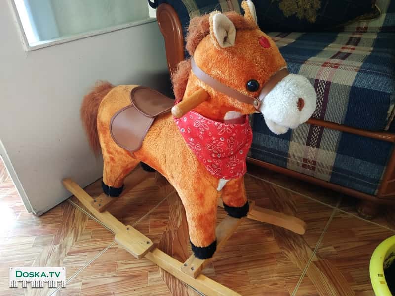 Детская лошадка-качелька.