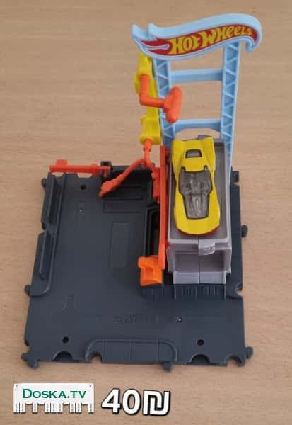 Гараж с пультом-рацией и машинами экстренной помощи и трек Hot