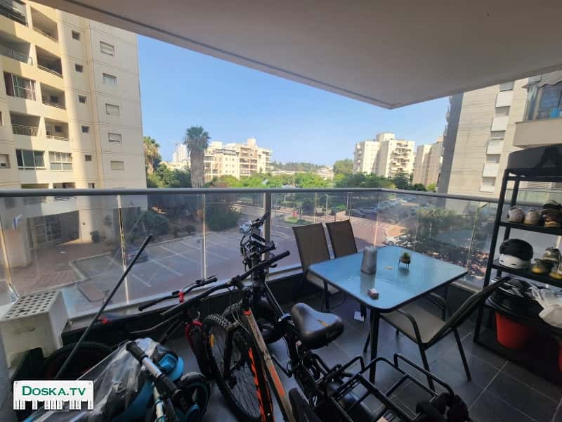 На продажу в Нетании квартира с балконом, своей комнатой безопасности,