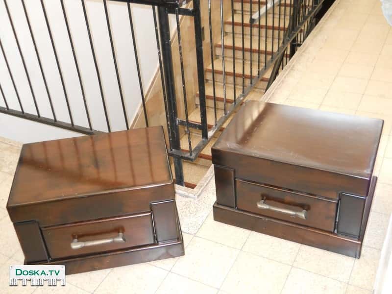 Две прикроватные тумбы.