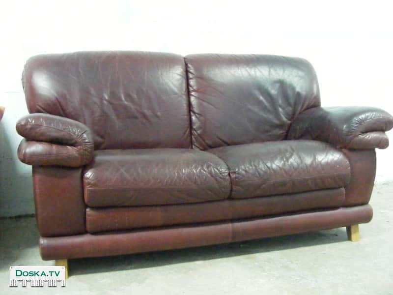 Кожаный диван цвет бордо и диван, возможно в детскую. Все