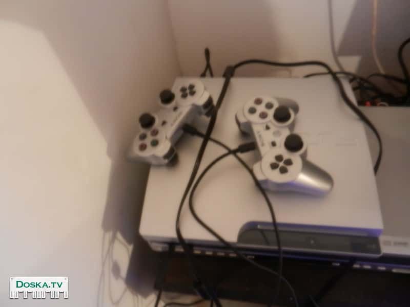 Новая игровая приставка. Включает приставку PS3, 2 джойстика и диск