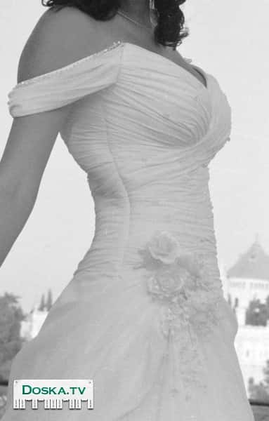 Свадебное платье изящного дизайна, сшитое по специальному заказу из самых