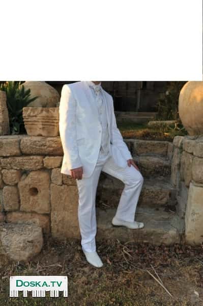 свадебный костюм белового цвета. В костюм входит - рубашка с