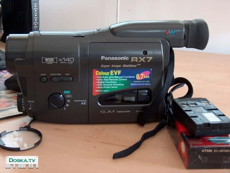 Видео камера старой модификации на видео кассетах, комплект почти полный,