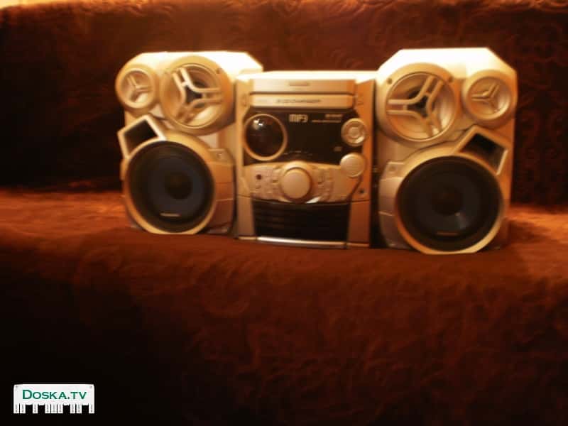 Стереосистема Panasonic имеет 5 дисков две аудиокассеты.Мощность каждой из двух