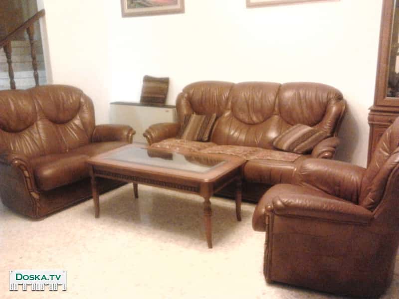 Салон-3+2+1 кожанный классического стиля, обрамленный деревянной отделкой коричневого цвета. Пр-во