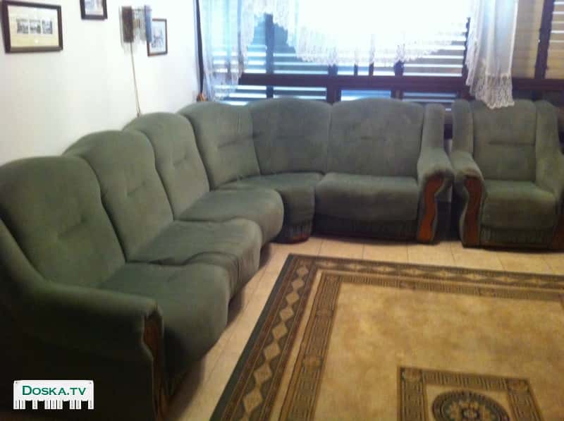 Угловой диван + кресло: велюровая ткань болотного цвета,раскладывается в двухспальную