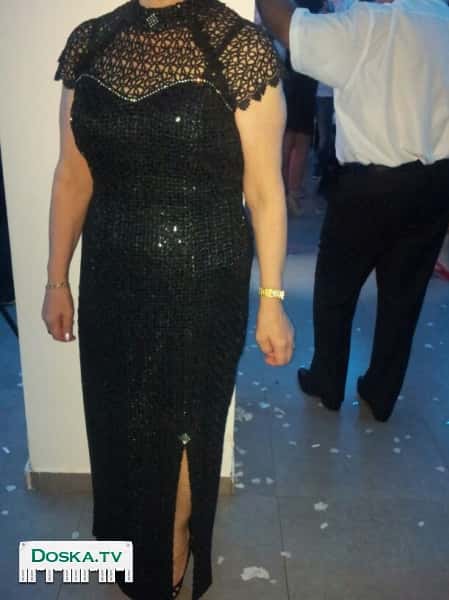 красивое вечернее платье  из кружев на подкладе(блестящем) сзади на