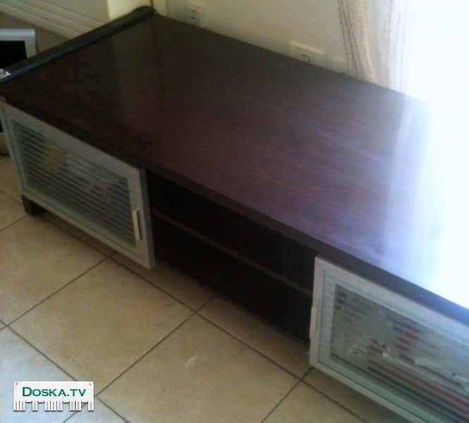 Тумба коричневого цвета в очень хорошем состоянии со стеклянными дверцами