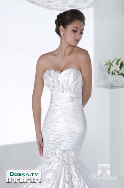 свадебное платье фирмы Hadassa. Платье украшено цветами и бусинками. Очень