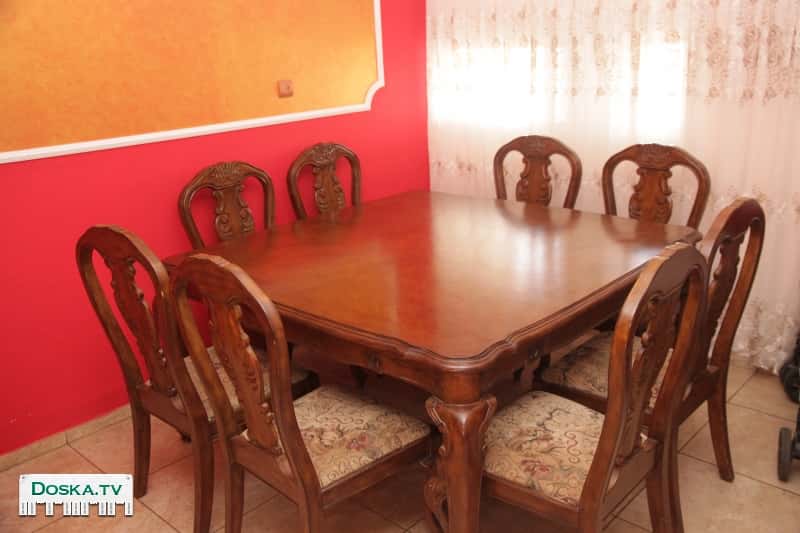 деревянный стол и 8 стульев ,размер 1.60 на 1.60,квадратный.Цвет коричневый