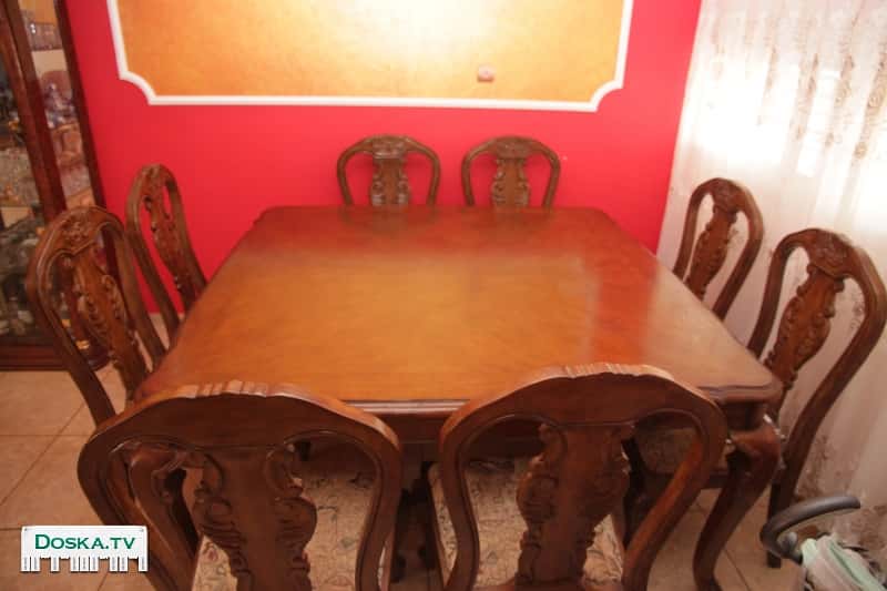 деревянный (дубовый) стол,и 8 стульев.Производство Италия.Квадратный,не расскладываеться 1.60 на 1.60,очень