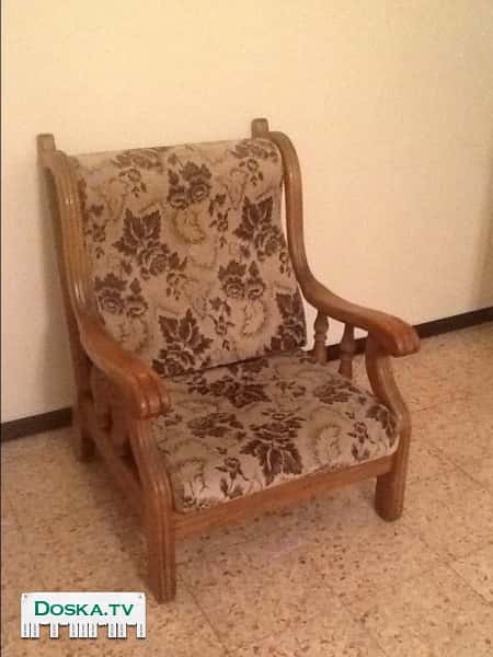 Кресло из настоящего дерева со съемными подушками в хорошем состоянии.на
