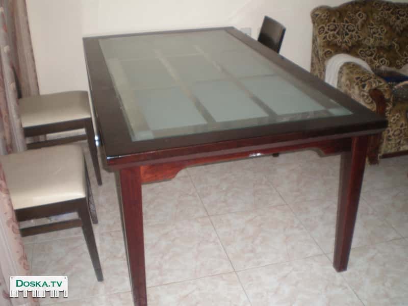 стол обеденный. размер 176х100.столешница из стекла в раме из бука