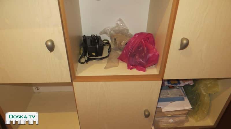 шкаф из материала сендвич и настенная полка все в отличном