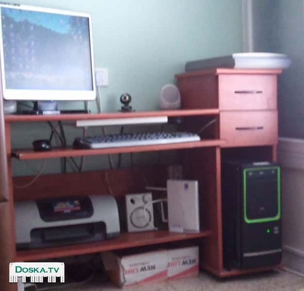 продаю компьютерный стол в идеальном состоянии.торг уместен.