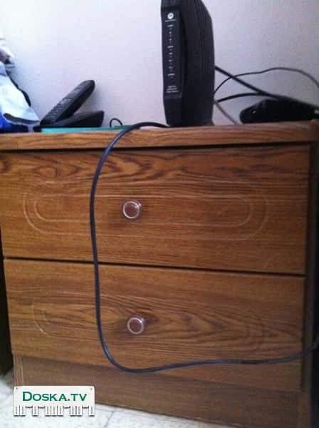 двуспальная кровать, два шкафа (большой и маленький), две тумбы, зеркало