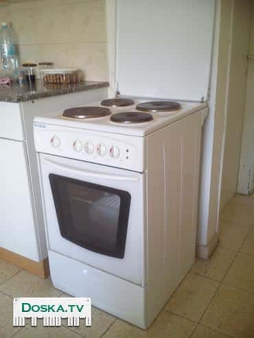Электроплита с духовкой. В хорошем состоянии, после аккуратной хозяйки. Духовкой