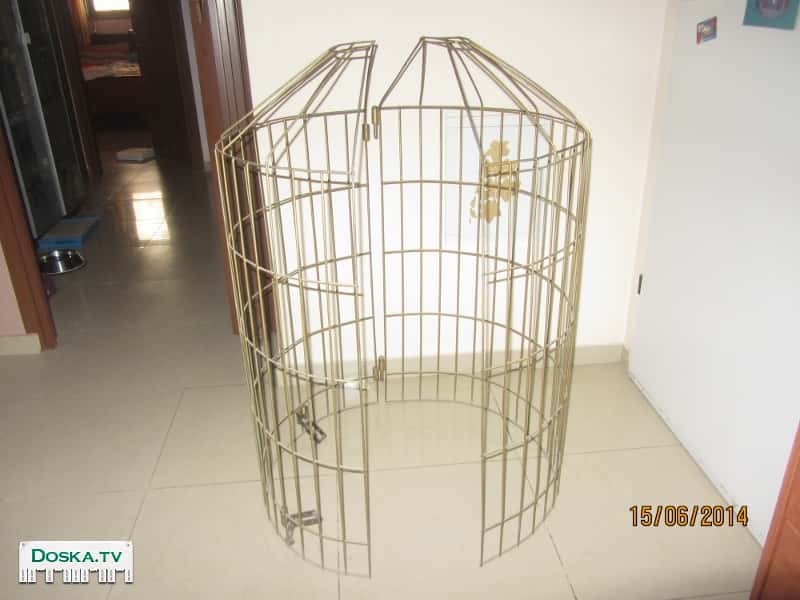 Большая клетка на колесах. Раскладывается на две части. Использование реквизит