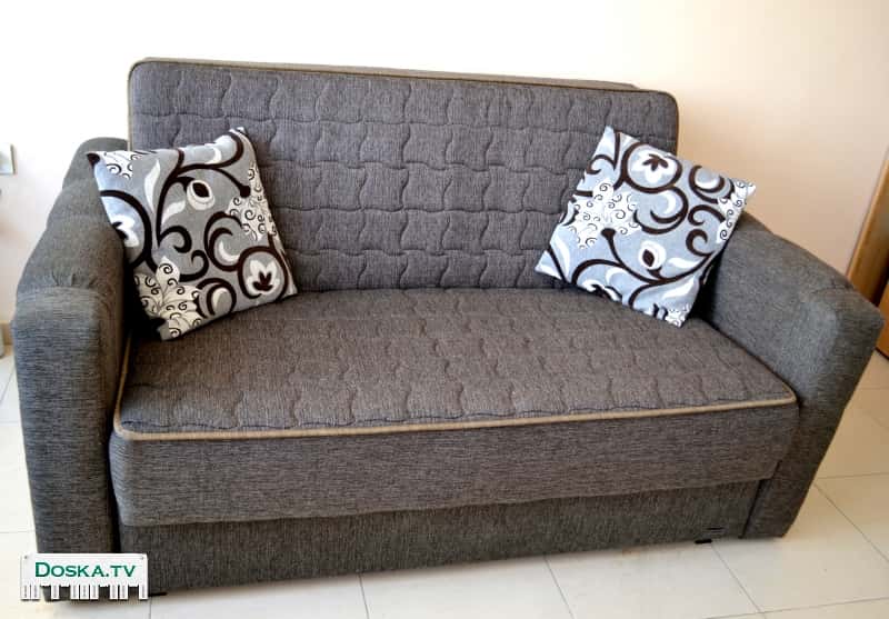 Раскладной диван серого цвета с ящиком для постьльного белья. Очень