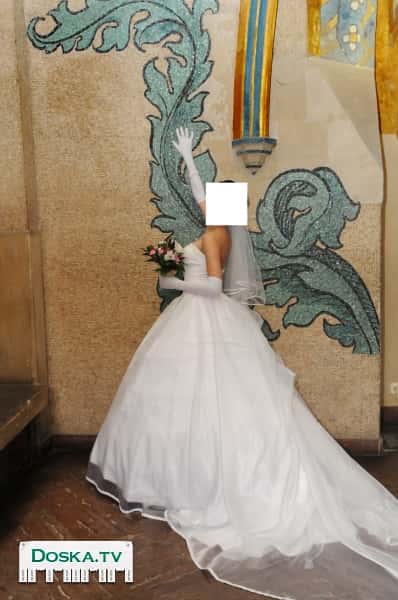 Шикарное свадебное платье со шлейфом.  Цена включает в себя