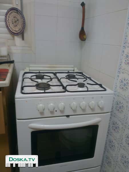 белая эмаль, крышка стекло. духовка отлично печёт.