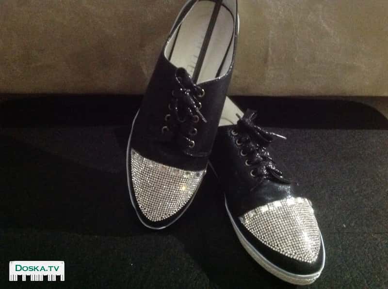 абсолютно новые кроссовки со стразами,, очень модные в этом сезоне