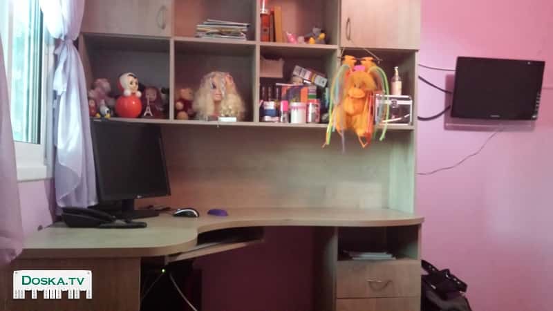 сифрия:стол,шухлядки,полки