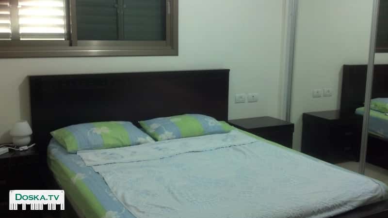 комплект для спальни очень высокое качество,цвет темное дерево,кровать,2 тумбочки,большой комод,большое