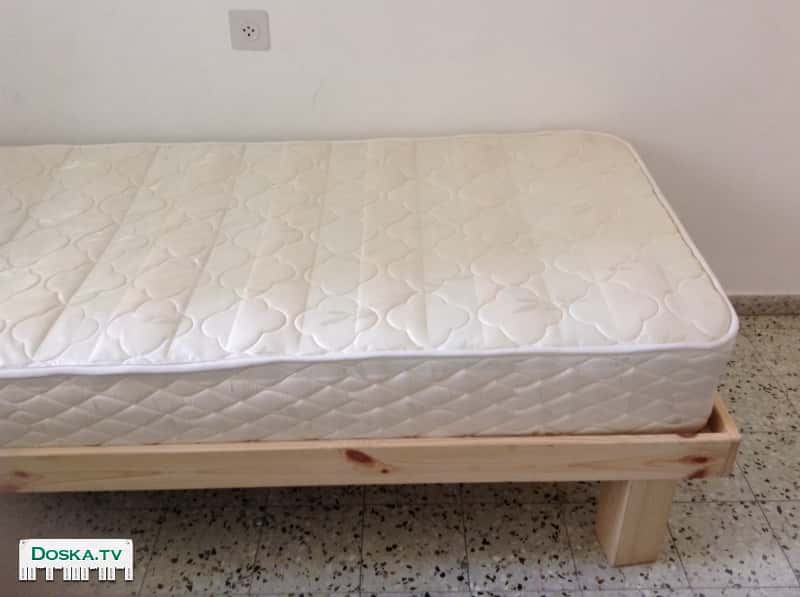 2 кровати 190 см, деревянный каркас и матрас. Односпальные. Есть