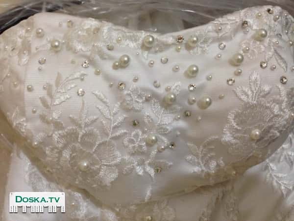 свадебное платье со шлейфом, очень красивое.Размер М(38). Сверху одевается шифоновая