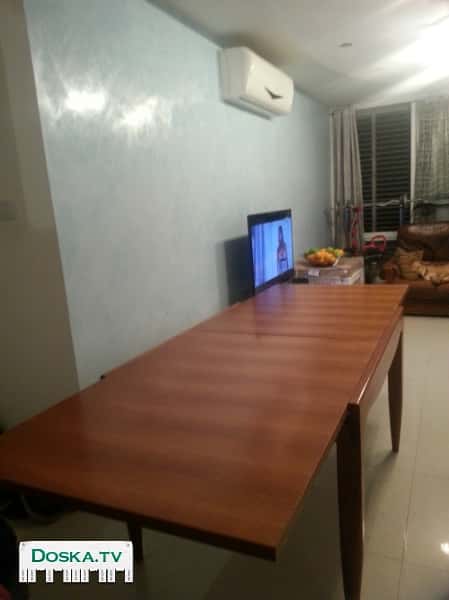 стол раскладной и 4 стула, кожаные сиденья.все из натурального дерева.