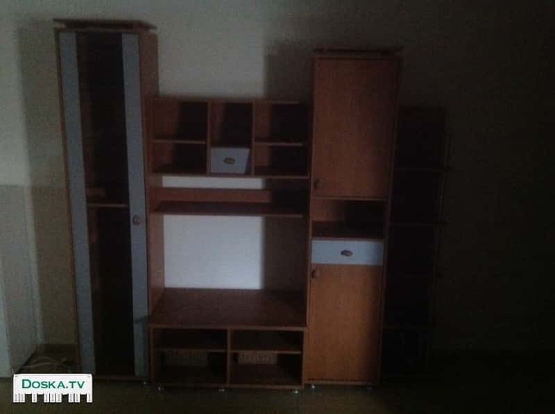 стенка польского производства в хорошем состоянии. Стеклянная витрина имеет подсветку,