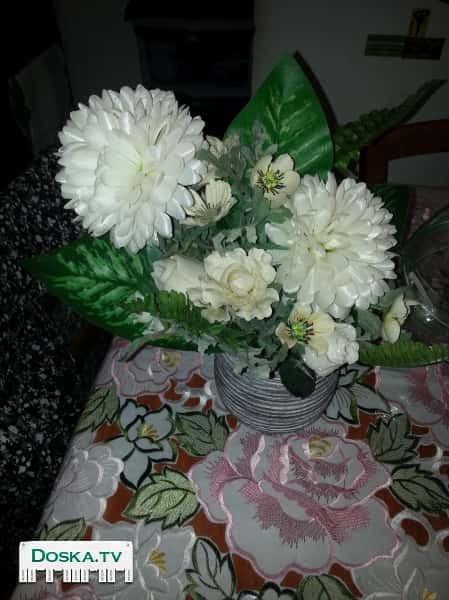 сидур из искуствиных цветов и оригинальных ваз. возможен торг и