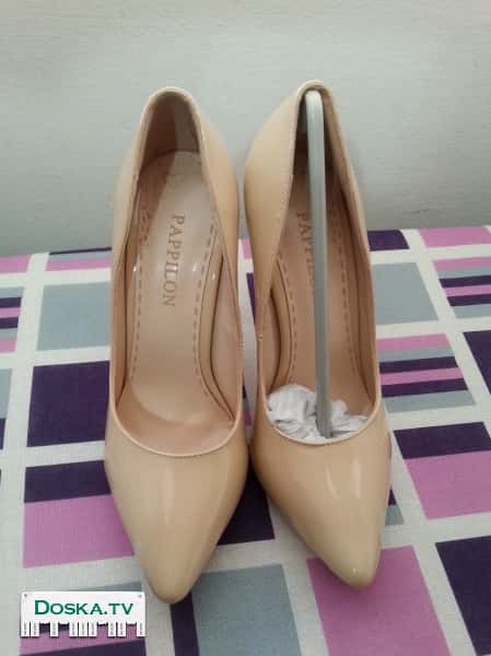 Продаются новые туфли 35 размера (на 22.5 см). Бежевый лак,
