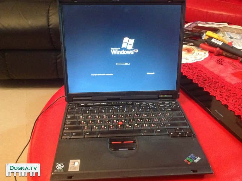 Ноутбук фирма IBM в рабочем состоянии.