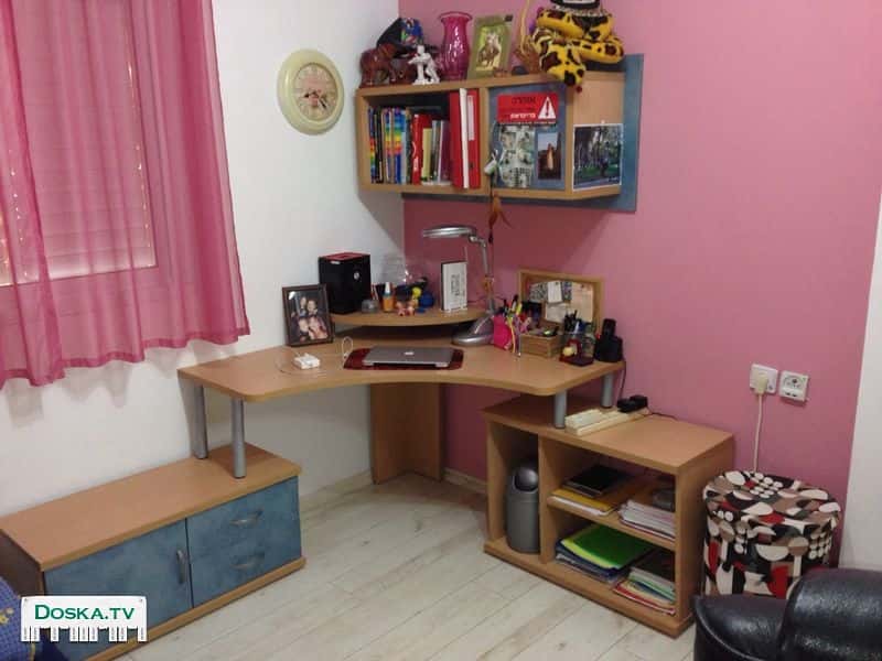 письменный стол-уголок для школьника в хорошем состоянии
