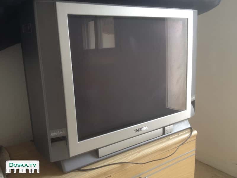 Плоский телевизор, работает без нареканий, нет пульта. В подарок DVD