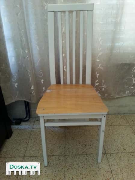 Стул деревянный.