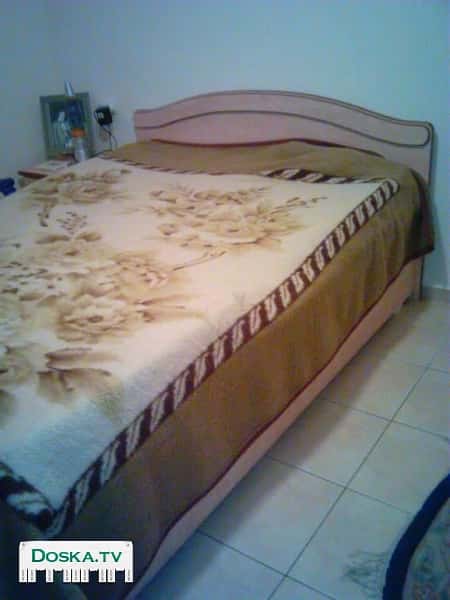 Кровать с нижним ящиком, 2 тумбочки, зеркало.