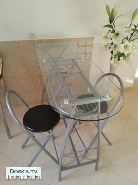 Стеклянный стол и два стула для маленькой кухни, в отличном
