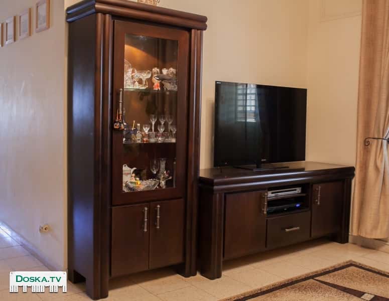 Тумба и витрина с подсветкой из цельного дерева.