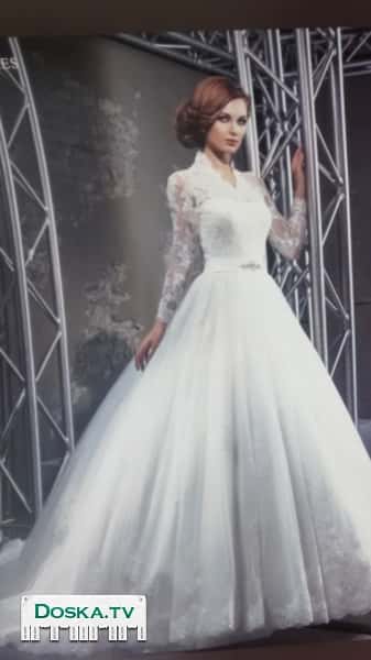 свадебное платье, размер М (44-46), цвет айвори, имеется небольшой шлейф