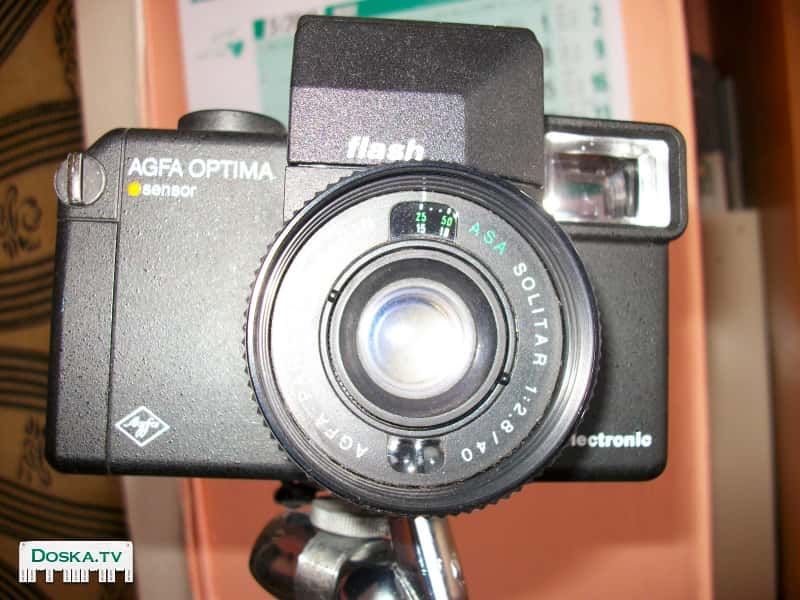 Плоский черный выдвигающаяся вспышка.