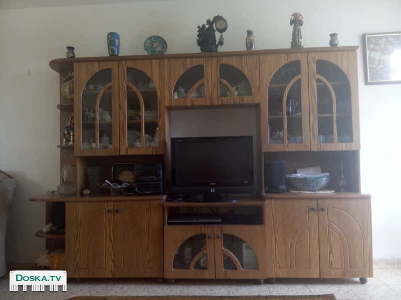 Стенка 2.70м длина. Очень вместительная. Хорошая сохранность. Стоит посмотреть. Покупателю-подарки!