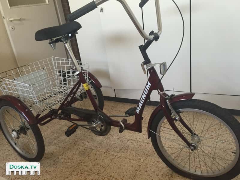 Трехколесный велосипед, женская модель, вишневого цвета. Очень редкая модель в