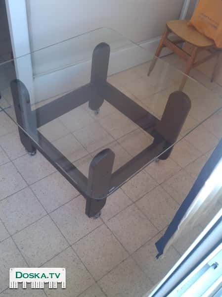 Журнальный столик. Верх стекло, основа дуб. Размер 80*80.