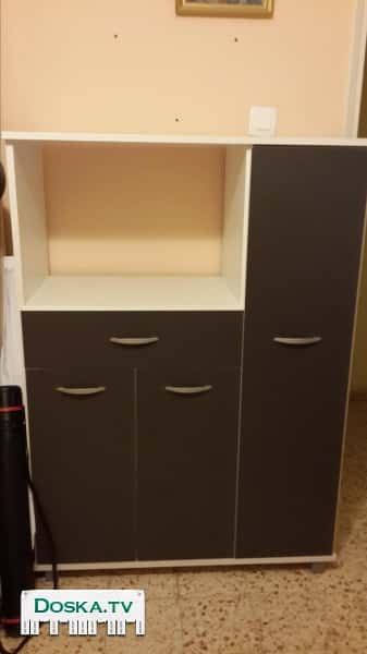 Кухонный шкаф для микроволновой печи. Содержит выдвижную тумбочку для кухонных